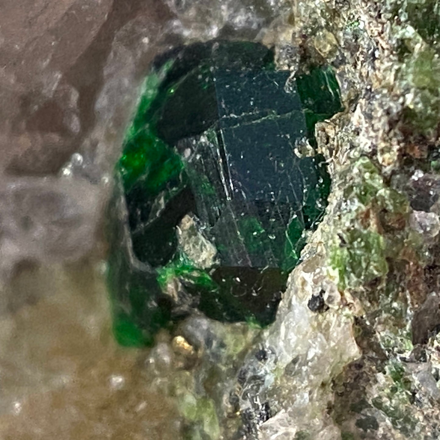 DIOPTASE ON QUARTZ FROM ALTYN-TYUBE, KAZAKHSTAN. 113g MF1391