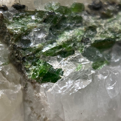 DIOPTASE ON QUARTZ FROM ALTYN-TYUBE, KAZAKHSTAN. 113g MF1391