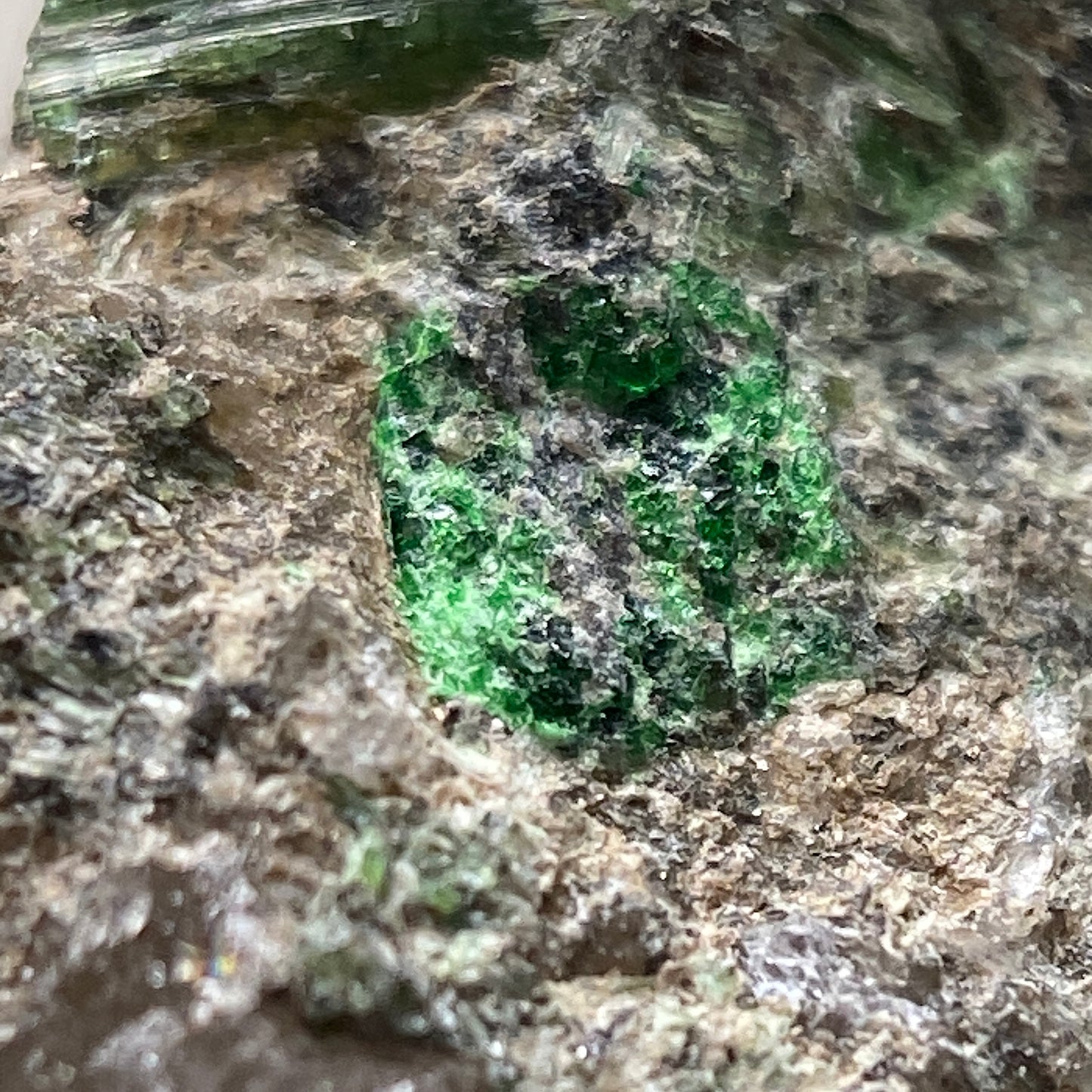 DIOPTASE ON QUARTZ FROM ALTYN-TYUBE, KAZAKHSTAN. 113g MF1391