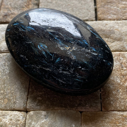 NUUMMITE [?] GEMSTONE - GREENLAND : LARGE 302Ct MFG5477