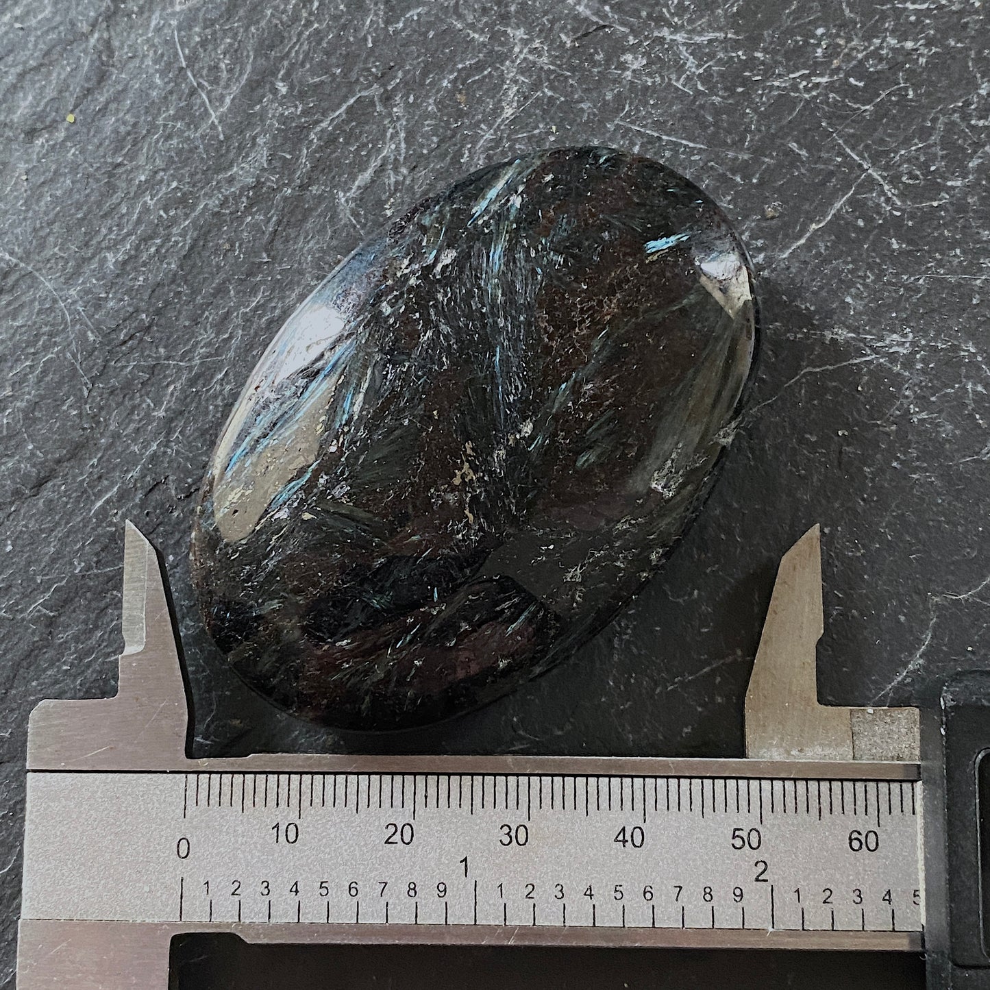 NUUMMITE [?] GEMSTONE - GREENLAND : LARGE 302Ct MFG5477