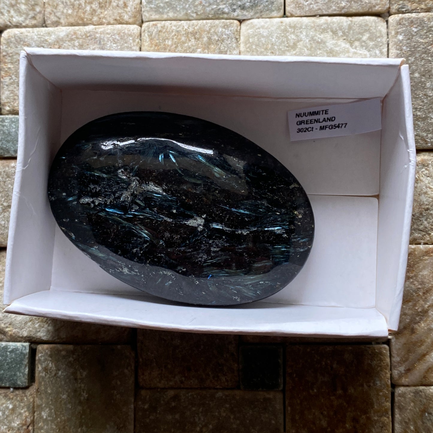 NUUMMITE [?] GEMSTONE - GREENLAND : LARGE 302Ct MFG5477