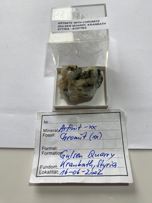 ARTINITE WITH CHROMITE : GILSEN QUARRY, KRANBATH, STYRIA, AUSTRIA M4966