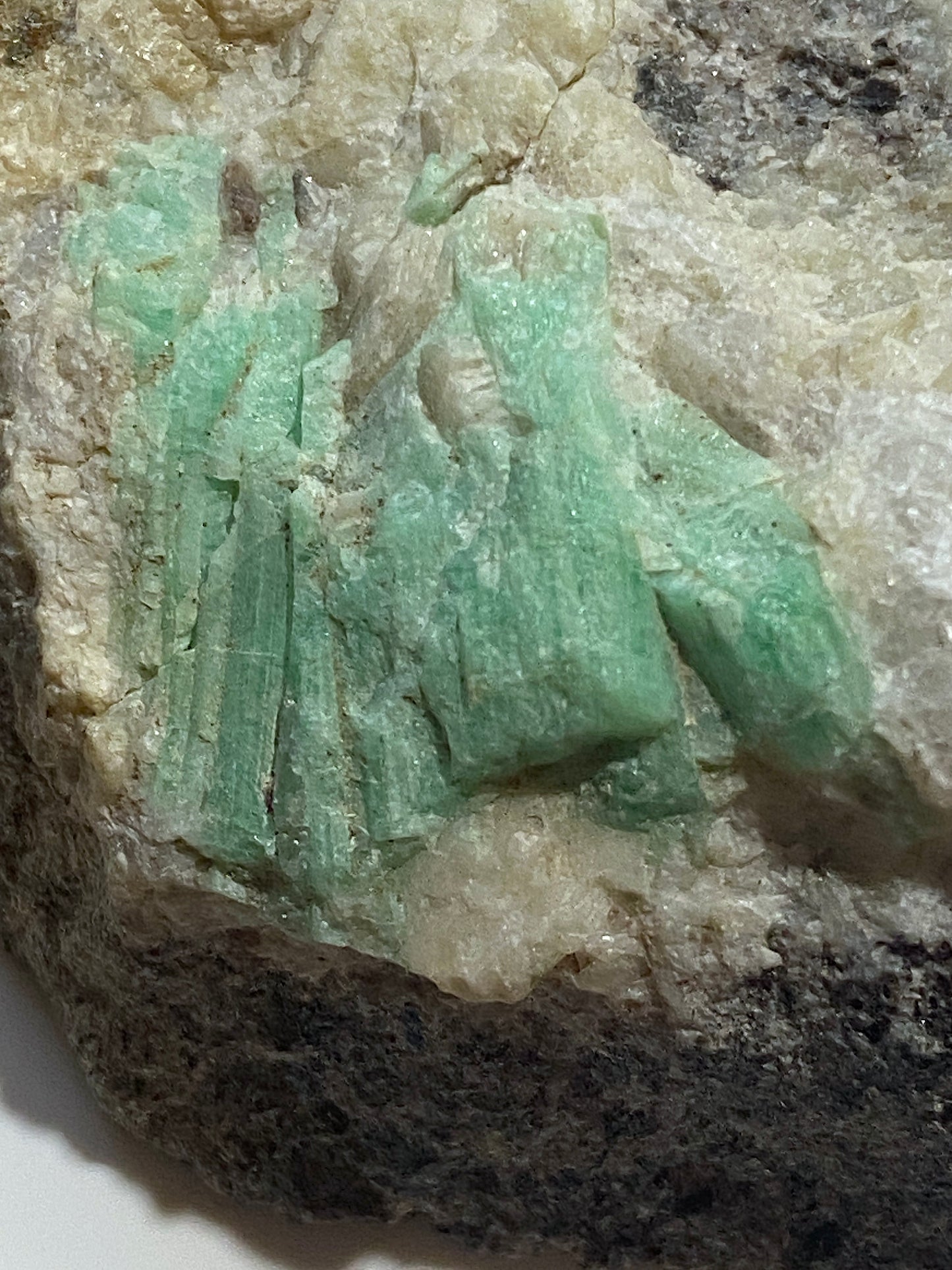 EMERALD BERYL ON QUARTZ : CARNAIBA, PINDOBACU, BAHIA, BRAZIL  58g MF4981