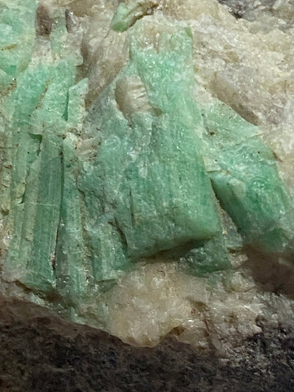 EMERALD BERYL ON QUARTZ : CARNAIBA, PINDOBACU, BAHIA, BRAZIL  58g MF4981