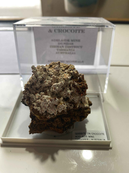 GIBBSITE WITH CROCOITE : ADELAIDE MINE, DUNDAS, TASMANIA, AUSTRALIA MF4984