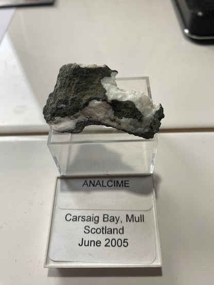 ANALCIME : CARSAIG BAY, MULL, SCOTLAND. 15g MF4986