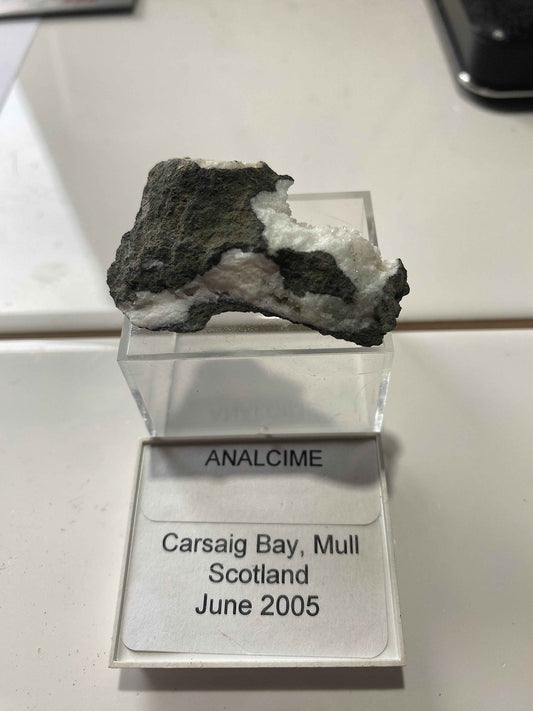 ANALCIME : CARSAIG BAY, MULL, SCOTLAND. 15g MF4986