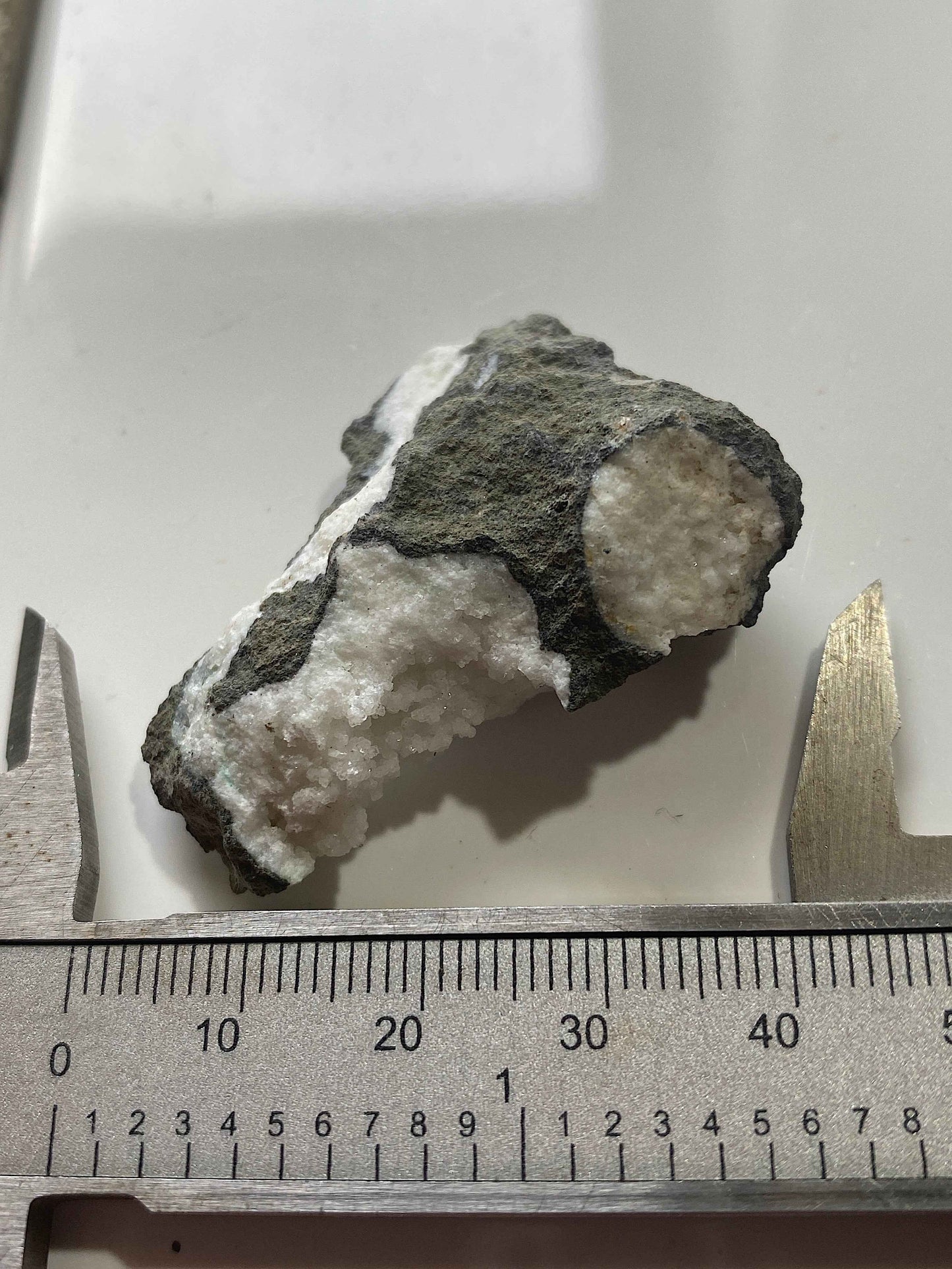ANALCIME : CARSAIG BAY, MULL, SCOTLAND. 15g MF4986