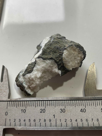 ANALCIME : CARSAIG BAY, MULL, SCOTLAND. 15g MF4986