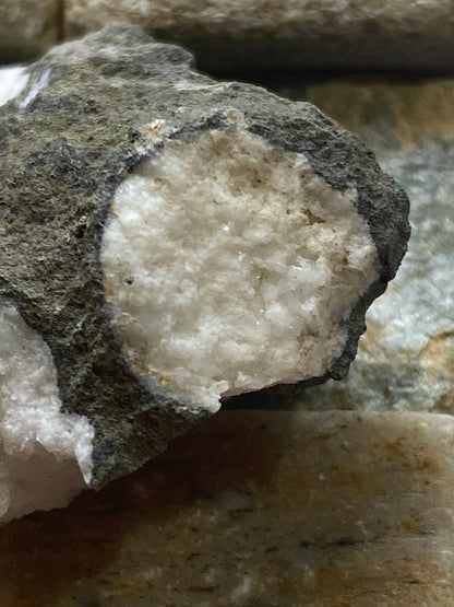 ANALCIME : CARSAIG BAY, MULL, SCOTLAND. 15g MF4986