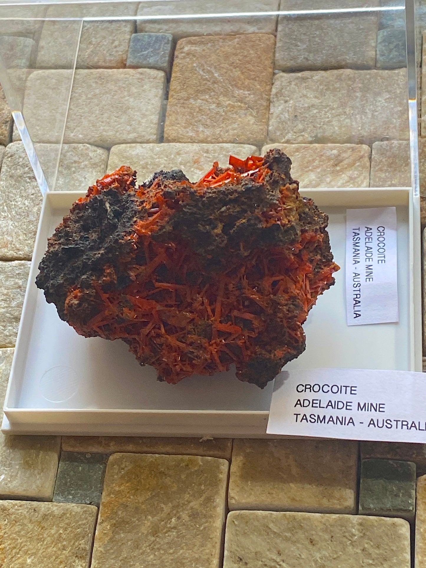 CROCOITE : ADELAIDE MINE, DUNDAS, TASMANIA, AUSTRALIA. 54g MF4996