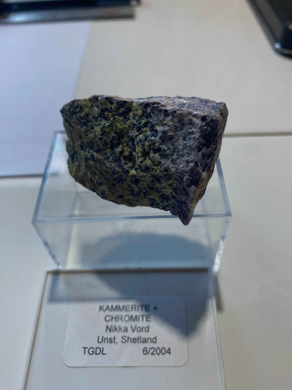 KAMMERITE & CHROMITE : NIKKA VORD, UNST, SHETLAND, SCOTLAND 69g. MF4997