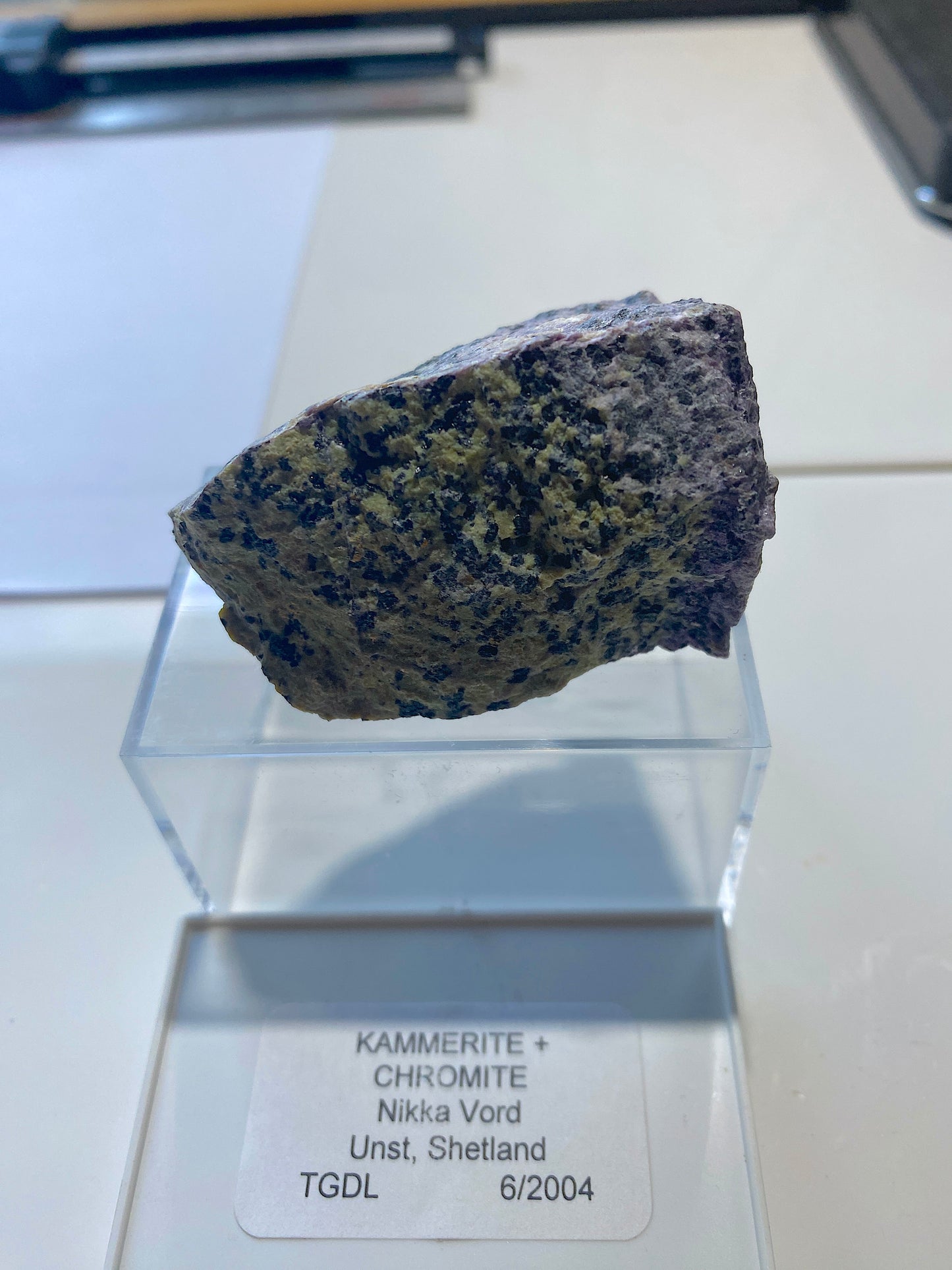 KAMMERITE & CHROMITE : NIKKA VORD, UNST, SHETLAND, SCOTLAND 69g. MF4997