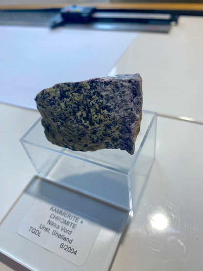 KAMMERITE & CHROMITE : NIKKA VORD, UNST, SHETLAND, SCOTLAND 69g. MF4997