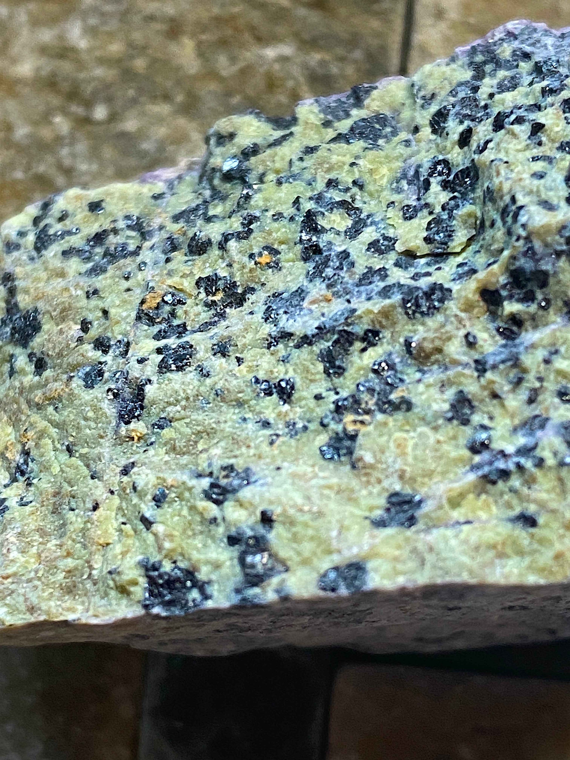 KAMMERITE & CHROMITE : NIKKA VORD, UNST, SHETLAND, SCOTLAND 69g. MF4997