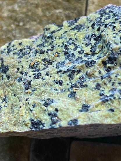 KAMMERITE & CHROMITE : NIKKA VORD, UNST, SHETLAND, SCOTLAND 69g. MF4997