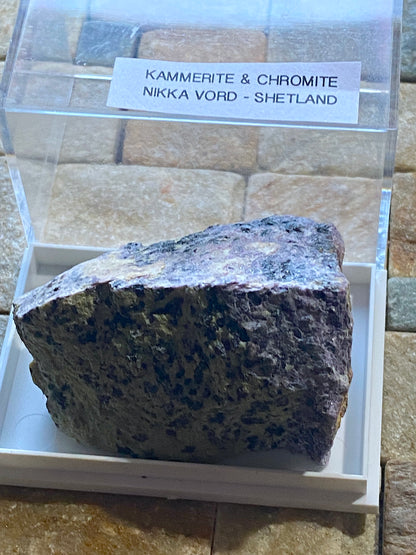 KAMMERITE & CHROMITE : NIKKA VORD, UNST, SHETLAND, SCOTLAND 69g. MF4997