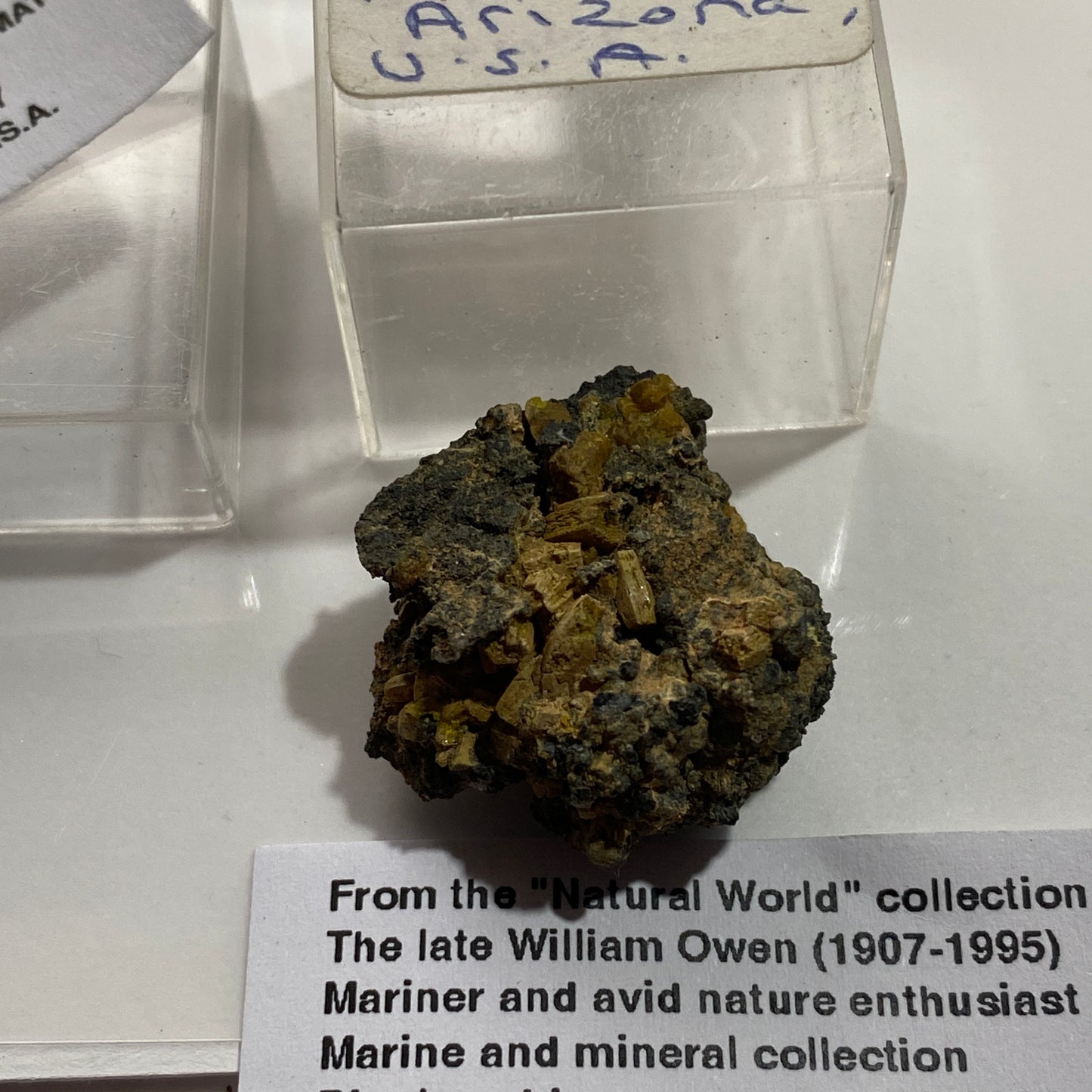 VANADINITA DE PUZZLER MINE, ARIZONA, EE. UU. 8 g MF1322