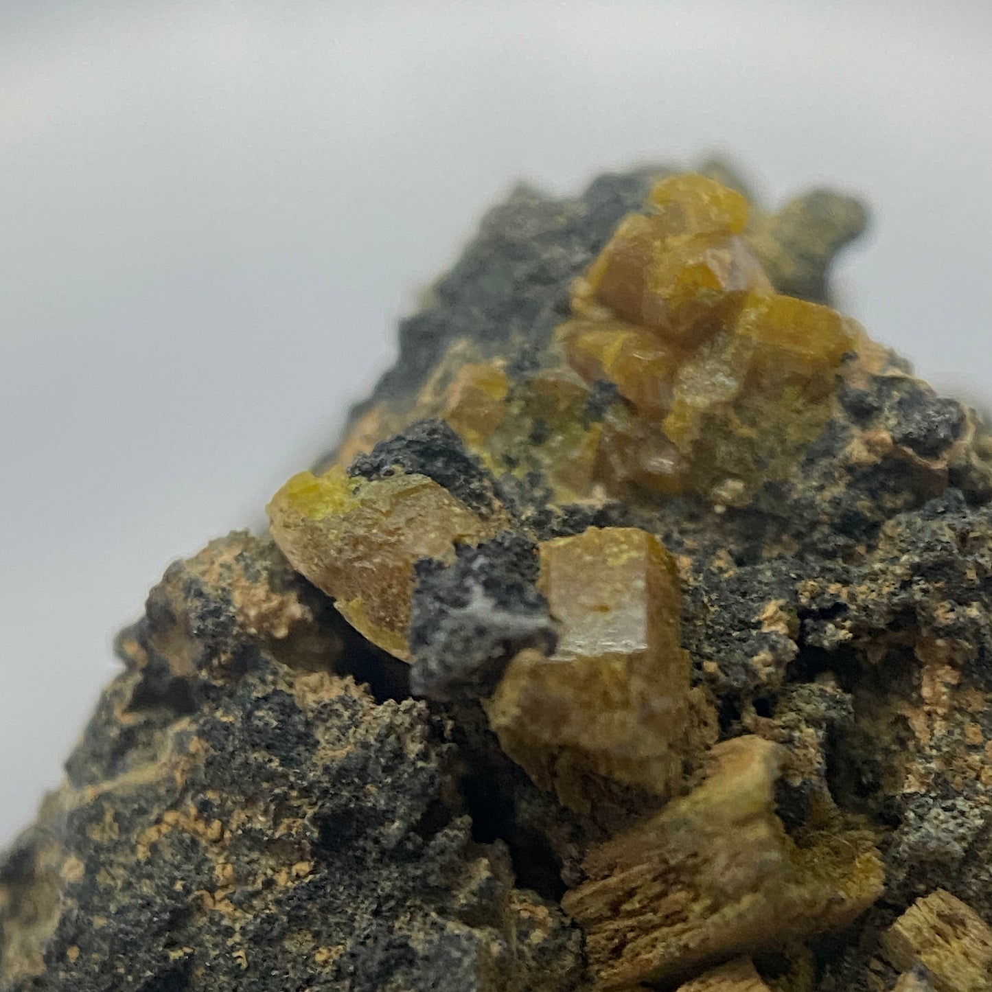 VANADINITA DE PUZZLER MINE, ARIZONA, EE. UU. 8 g MF1322