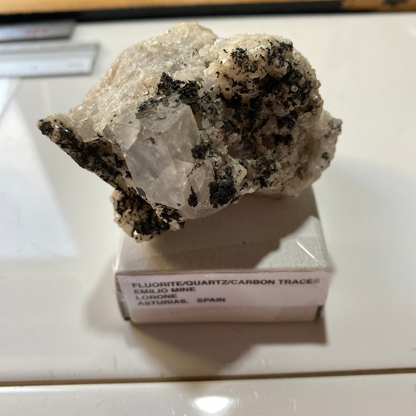 FLUORITE AVEC PYROBITUME/CARBONE RARE DE LA MINE EMILIO, ESPAGNE 154 g MF1334