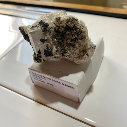 FLUORITE AVEC PYROBITUME/CARBONE RARE DE LA MINE EMILIO, ESPAGNE 154 g MF1334