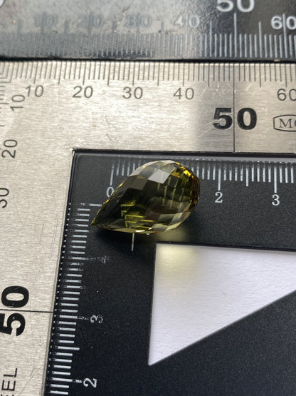 OLIVE QUARTZ NATURAL GEMSTONE : SANTANDER, COLOMBIA. 16.40Ct MFG4950