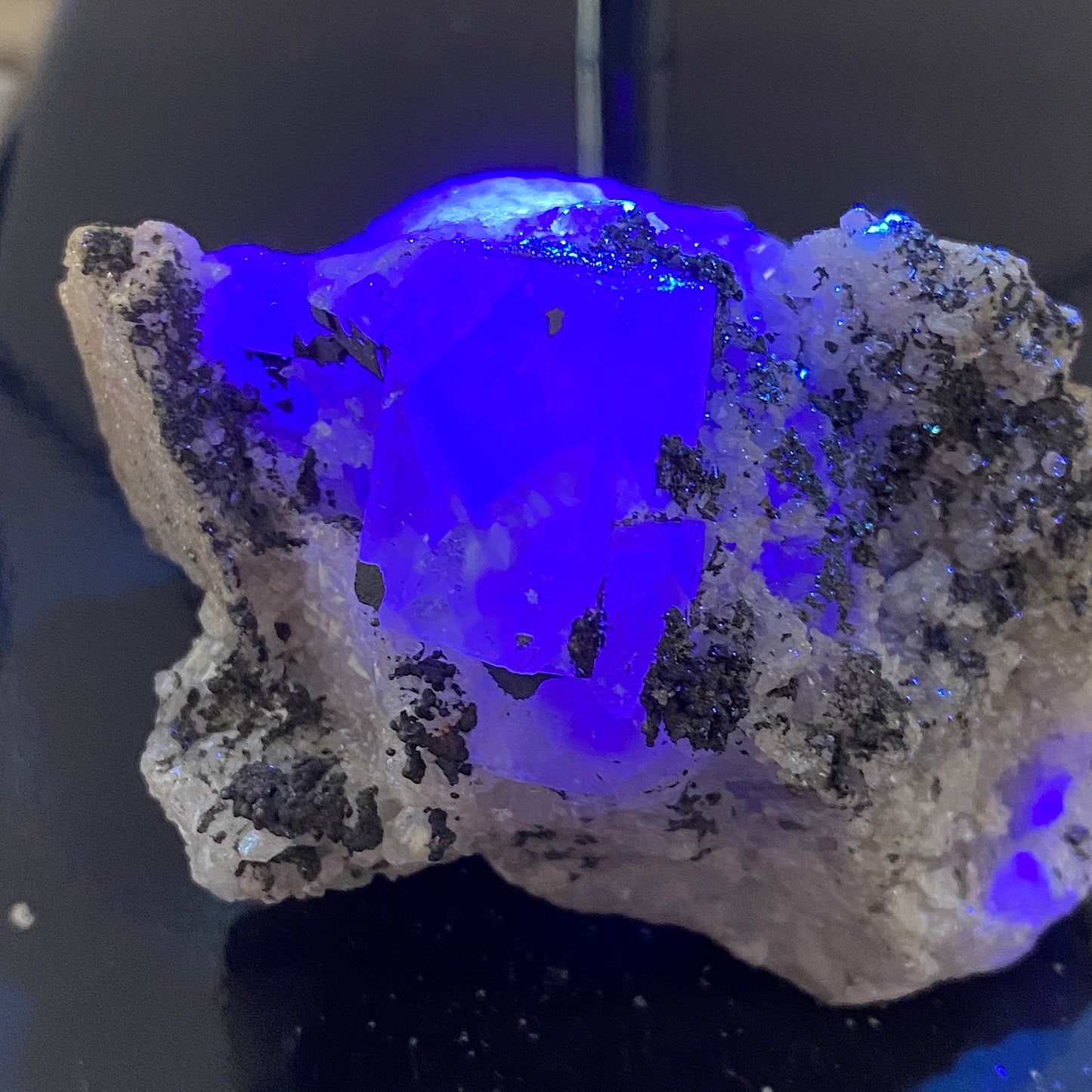 FLUORITE AVEC PYROBITUME/CARBONE RARE DE LA MINE EMILIO, ESPAGNE 154 g MF1334