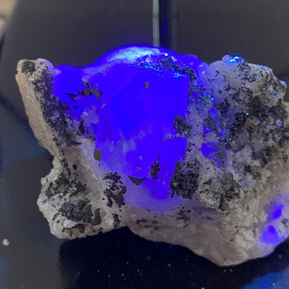 FLUORITE AVEC PYROBITUME/CARBONE RARE DE LA MINE EMILIO, ESPAGNE 154 g MF1334