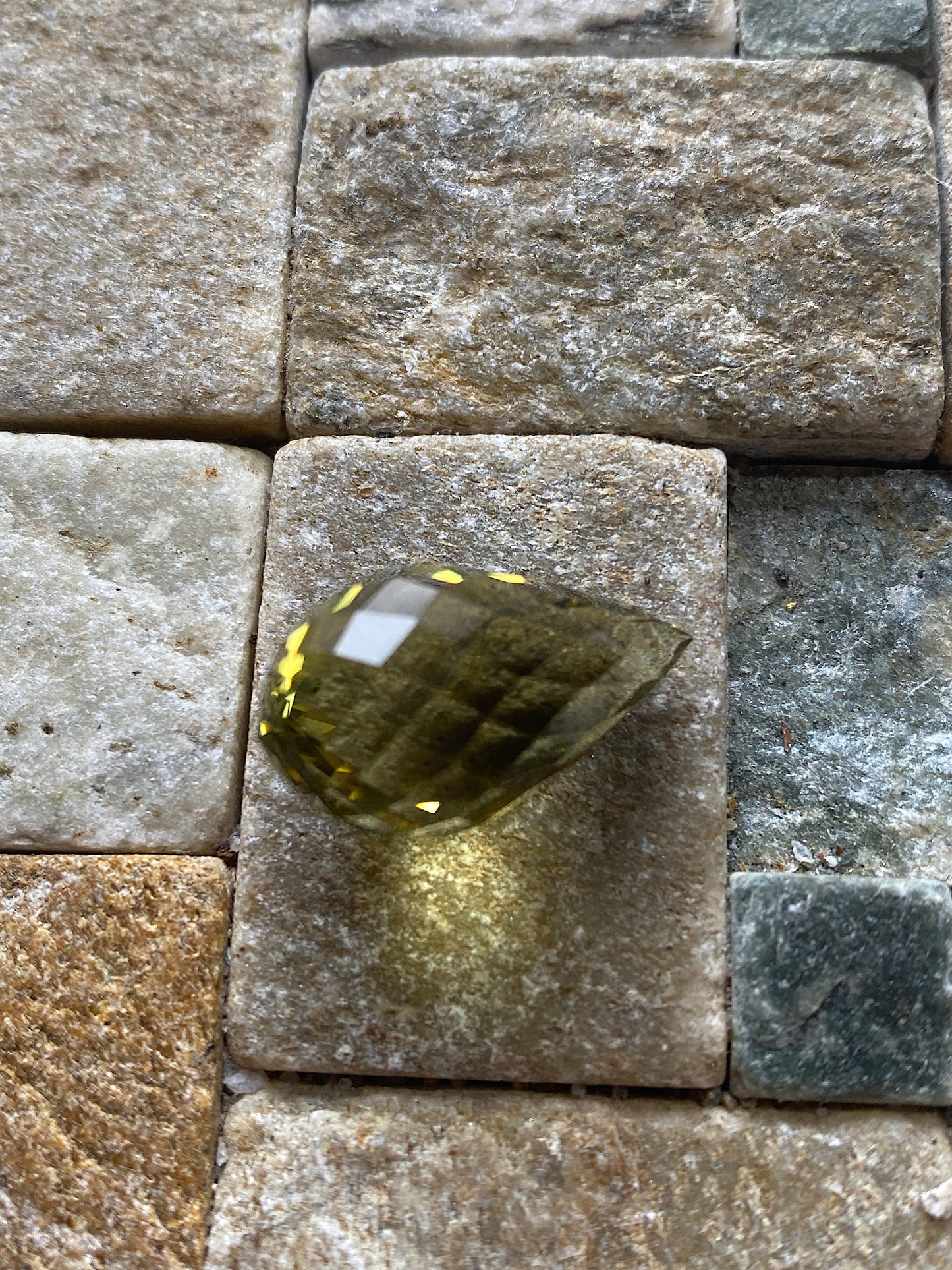 OLIVE QUARTZ NATURAL GEMSTONE : SANTANDER, COLOMBIA. 16.40Ct MFG4950