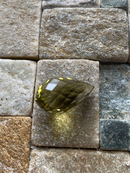 OLIVE QUARTZ NATURAL GEMSTONE : SANTANDER, COLOMBIA. 16.40Ct MFG4950