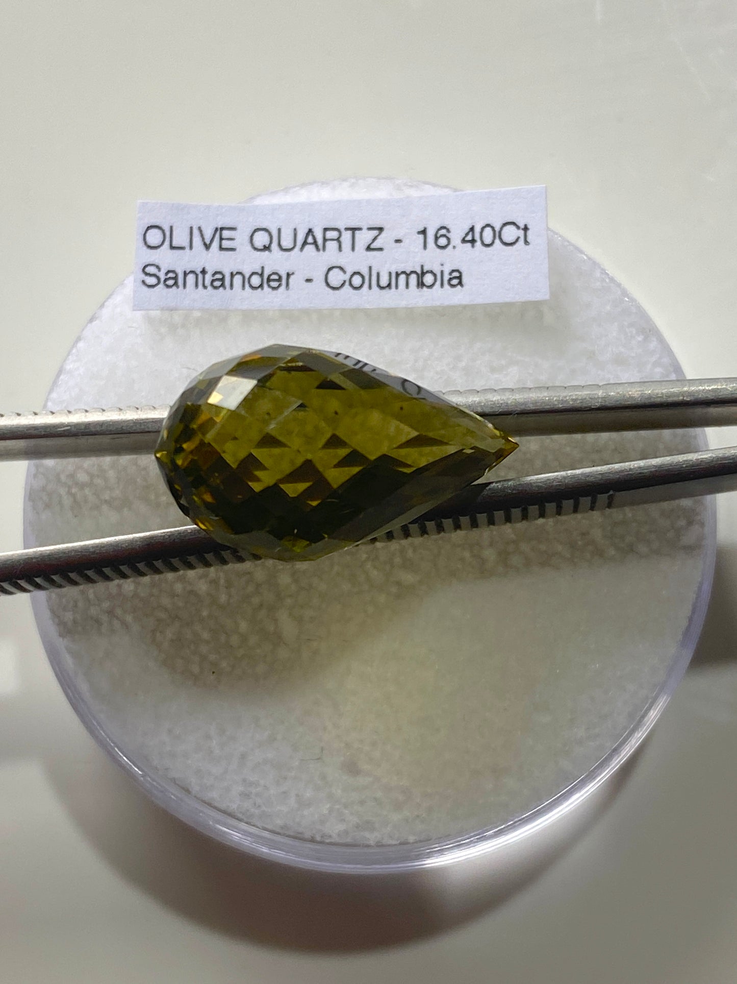 OLIVE QUARTZ NATURAL GEMSTONE : SANTANDER, COLOMBIA. 16.40Ct MFG4950