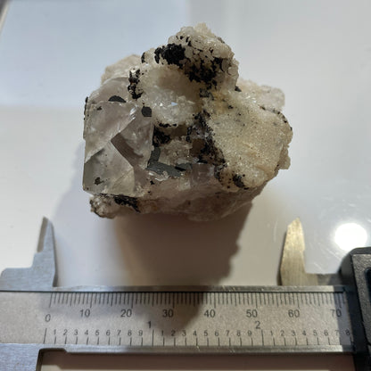 FLUORITE AVEC PYROBITUME/CARBONE RARE DE LA MINE EMILIO, ESPAGNE 154 g MF1334