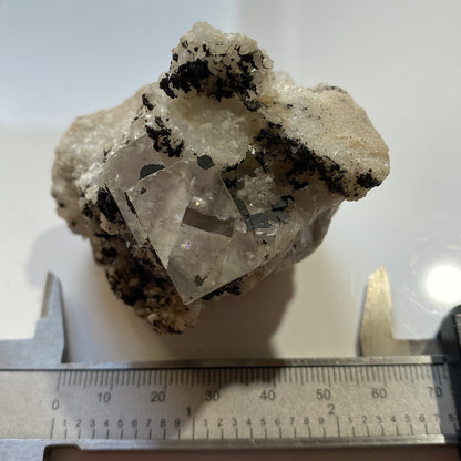FLUORITE AVEC PYROBITUME/CARBONE RARE DE LA MINE EMILIO, ESPAGNE 154 g MF1334