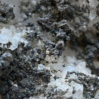 FLUORITE AVEC PYROBITUME/CARBONE RARE DE LA MINE EMILIO, ESPAGNE 154 g MF1334