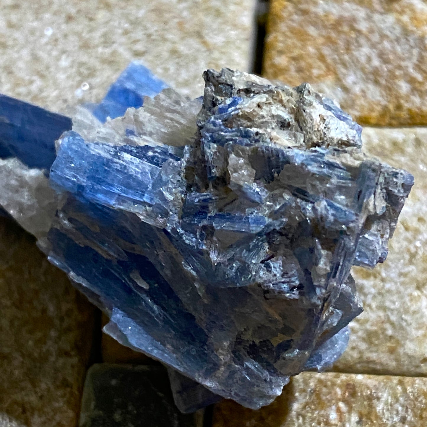 KYANITE - KADUNGURI WHITE-SCHISTS, ZAMBEZI BELT, ZIMBABWE  21g MF4128