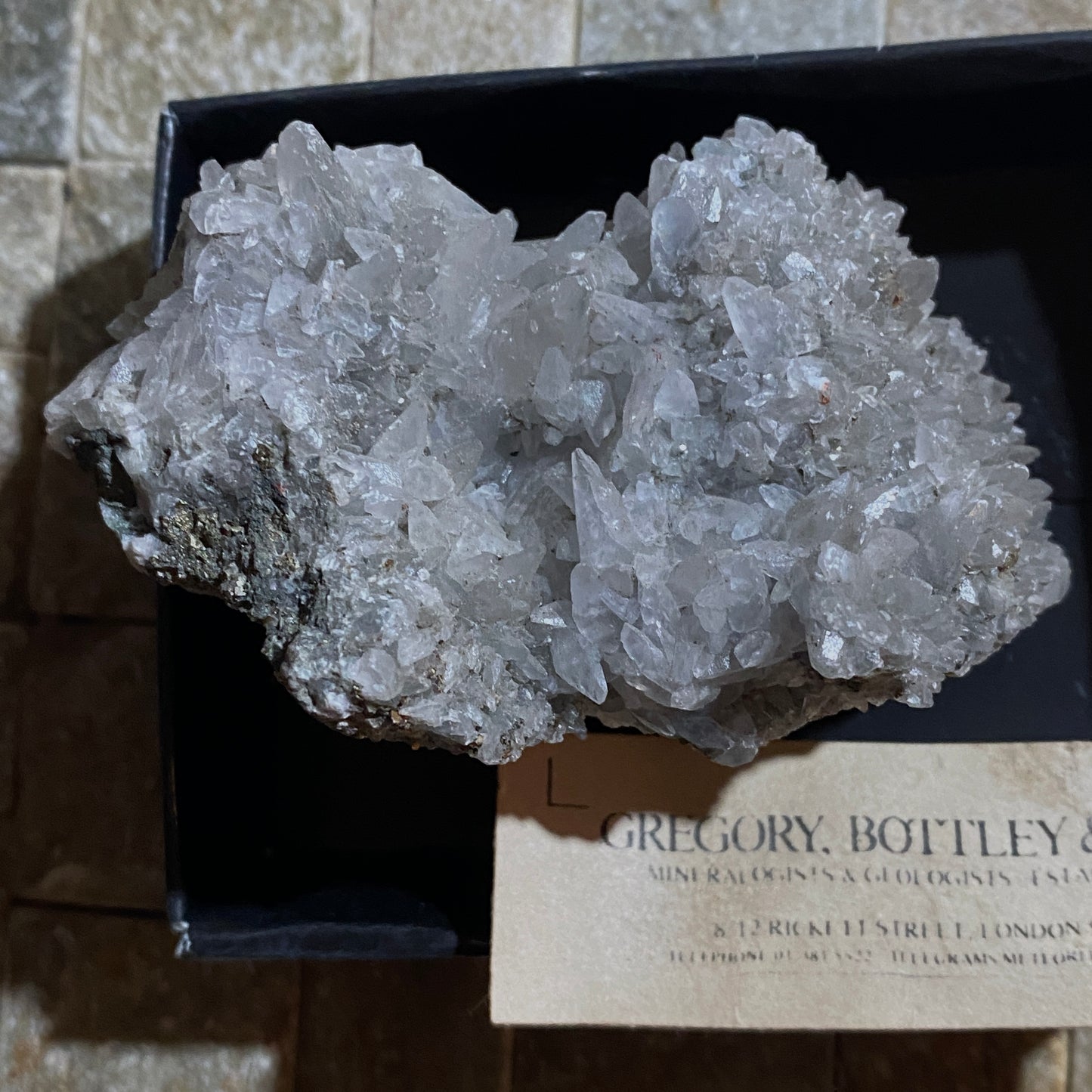 ÉCHANTILLON IMPRESSIONNANT DE CALCITE DE LA MINE DE CASAPALCA, PÉROU. 300g MF1311