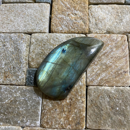 LABRADORITE NATURAL GEMSTONE - YLAMA, KARELIA, FINLAND. 58Ct  MFG5072