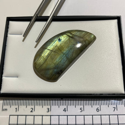 LABRADORITE NATURAL GEMSTONE - YLAMA, KARELIA, FINLAND. 58Ct  MFG5072