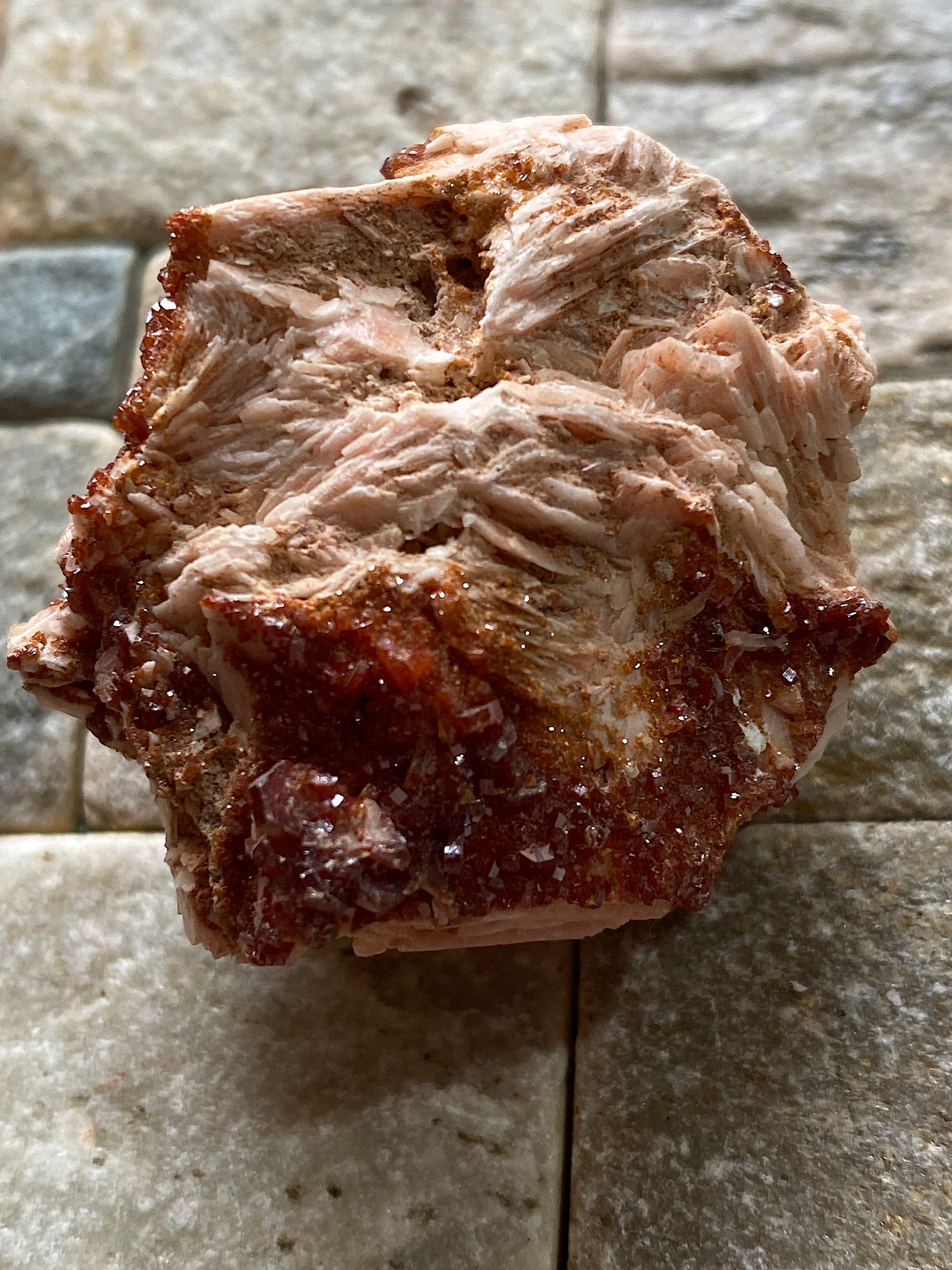 VANADINITE ON BARYTE : ACFMINE, MIBLADEN, MOROCCO. 36g MF5037