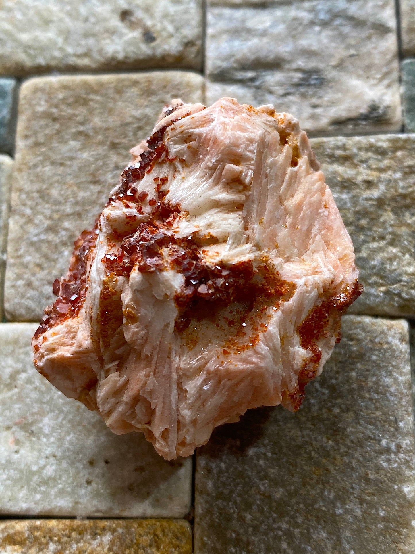 VANADINITE ON BARYTE : ACFMINE, MIBLADEN, MOROCCO. 36g MF5037