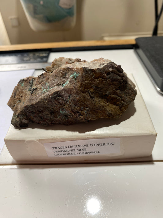 TRACES NATIVE COPPER/MALACHITE ETC : PENDARVES MINE, CAMBORNE, CORNWALL 191g MF5038