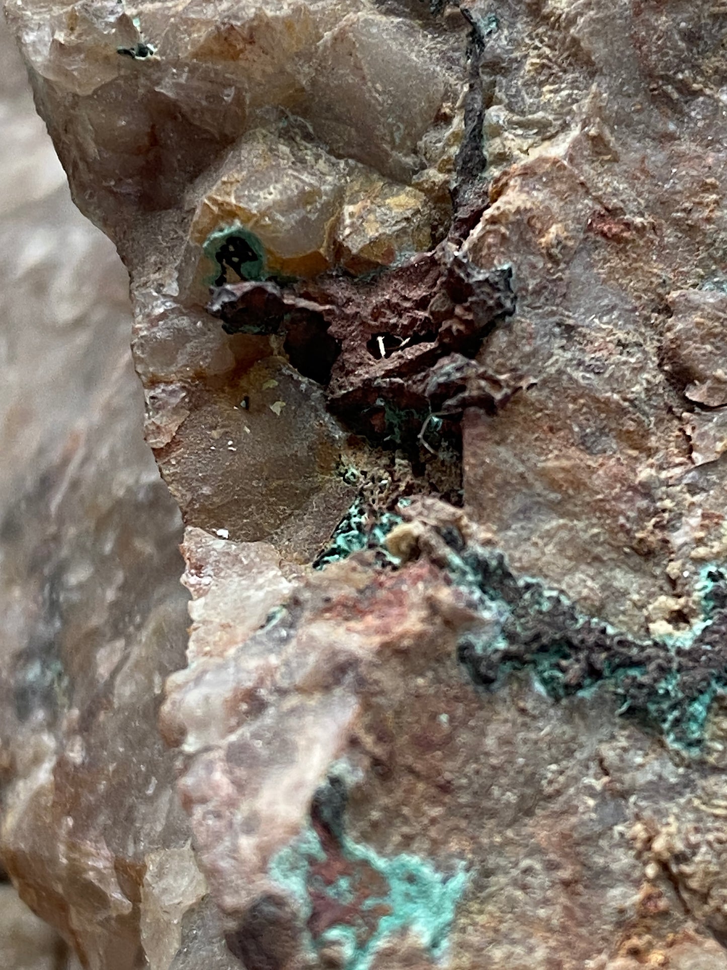 TRACES NATIVE COPPER/MALACHITE ETC : PENDARVES MINE, CAMBORNE, CORNWALL 191g MF5038