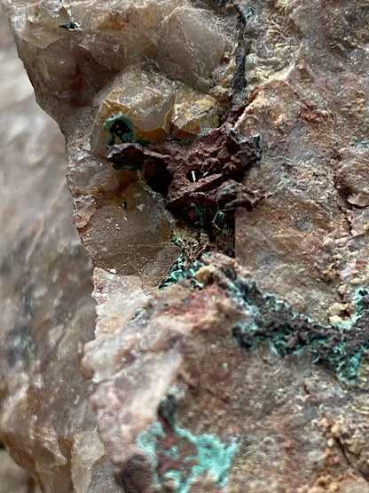 TRACES NATIVE COPPER/MALACHITE ETC : PENDARVES MINE, CAMBORNE, CORNWALL 191g MF5038