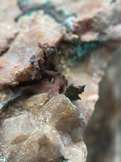 TRACES NATIVE COPPER/MALACHITE ETC : PENDARVES MINE, CAMBORNE, CORNWALL 191g MF5038