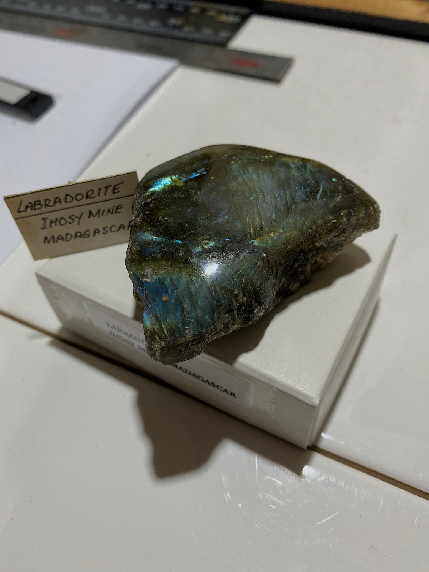 LABRADORITE [PLAGIOCLASE] : IHOSY MINE, ILAKAKA, MADAGASCAR 79g MF5041