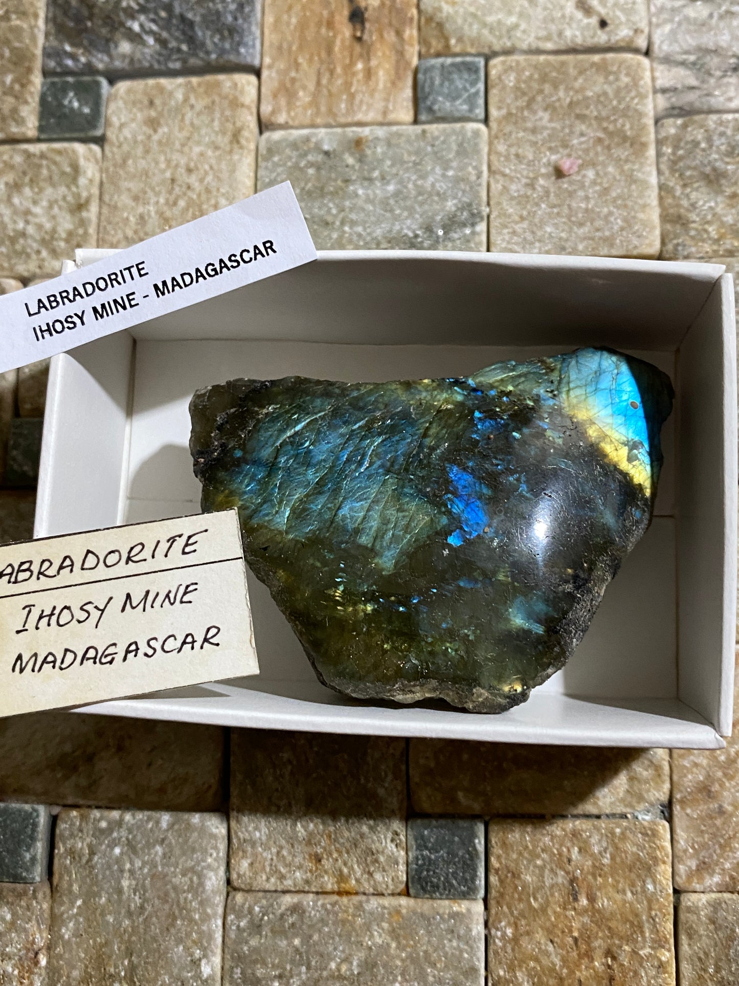 LABRADORITE [PLAGIOCLASE] : IHOSY MINE, ILAKAKA, MADAGASCAR 79g MF5041