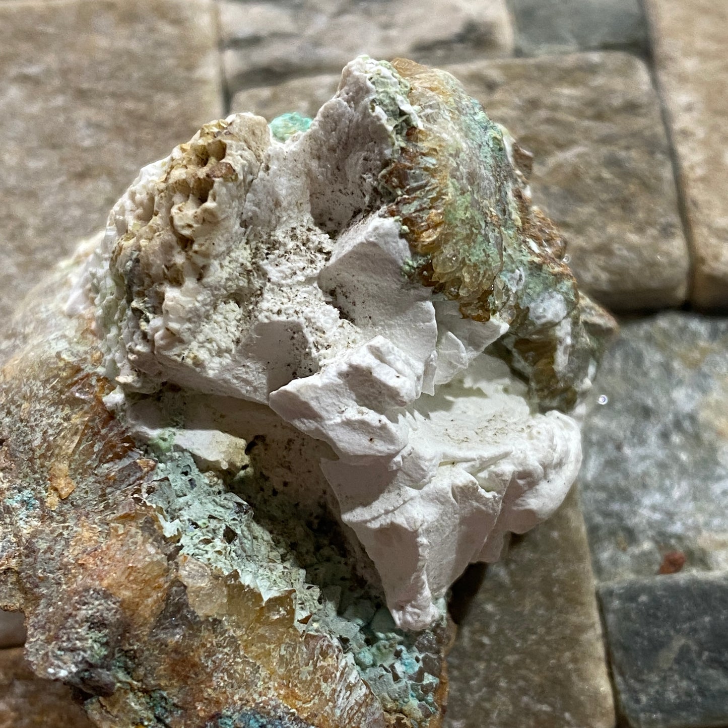 GEARKSUTITE [ETC] - GRAND REEF MINE, ARIZONA, U.S.A.  42g MF1458