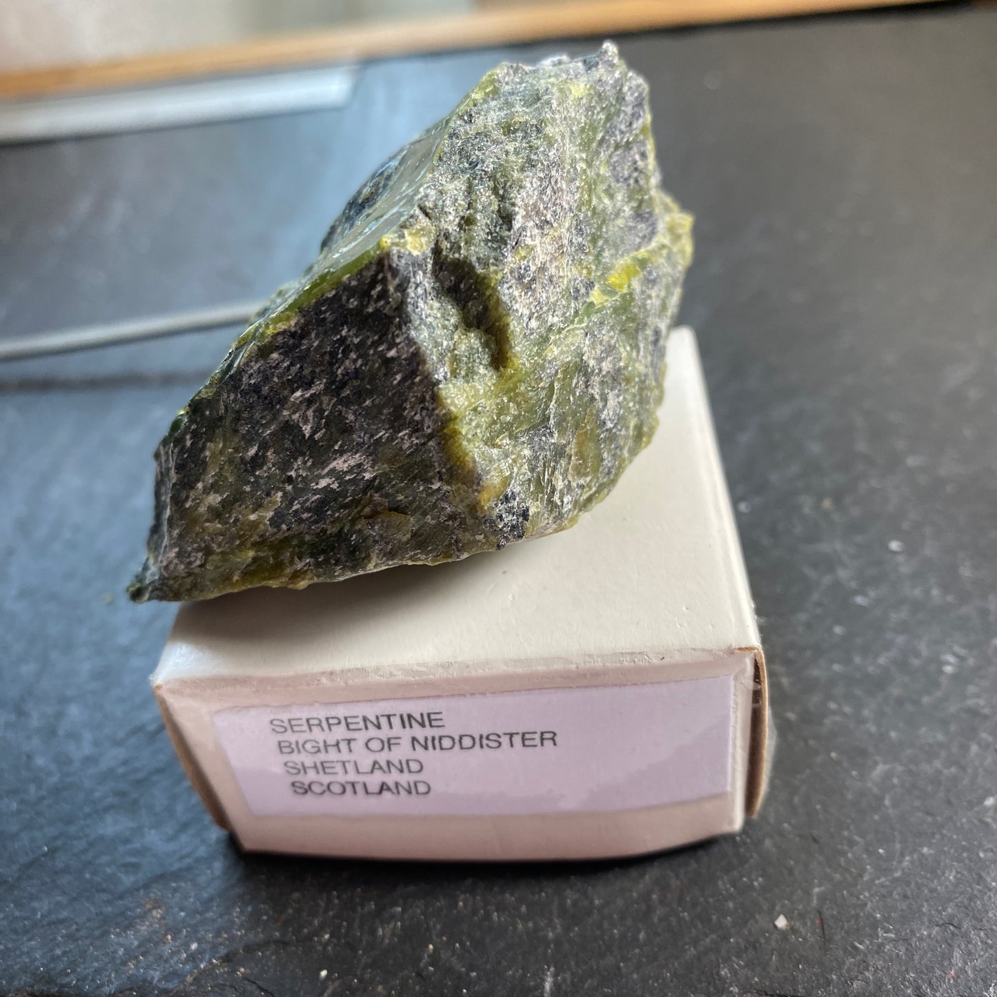 SERPENTINE, BIGHT OF NIDDISTER, SHETLAND, SCOTLAND 92g MF1842