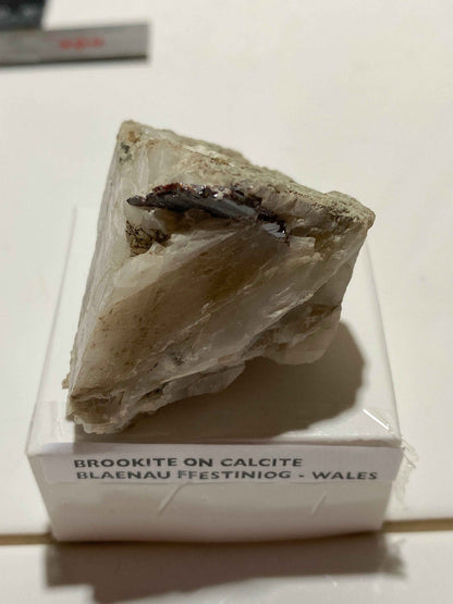 BROOKITE ON CALCITE : BLAENAU, FFESTINIOG, WALES, U.K.  70g MF5066